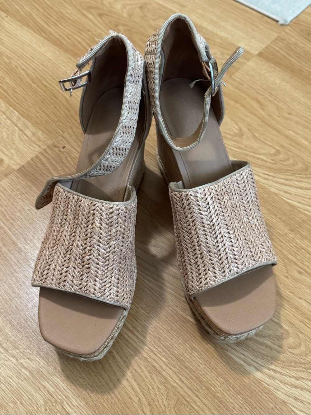 NWOT Universal Thread Wedges